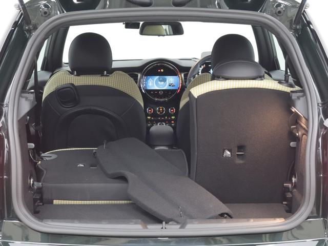 ＭＩＮＩ クーパー　レゾリュート・エディション　認定中古車　２年保証　ＲＥＳＯＬＵＴＥ　ＥＤＩＴＩＯＮ　１８インチＡＷ　クルーズコントロール　ヘッドアップディスプレイ　ナビ非装着　リヤカメラ　前後センサー　衝突軽減　車線逸脱　フロントシートヒーター（17枚目）