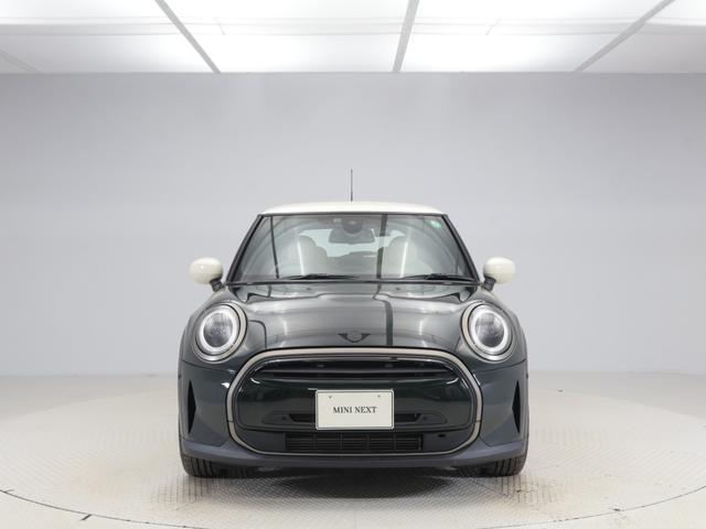 ＭＩＮＩ クーパー　レゾリュート・エディション　認定中古車　２年保証　ＲＥＳＯＬＵＴＥ　ＥＤＩＴＩＯＮ　１８インチＡＷ　クルーズコントロール　ヘッドアップディスプレイ　ナビ非装着　リヤカメラ　前後センサー　衝突軽減　車線逸脱　フロントシートヒーター（23枚目）