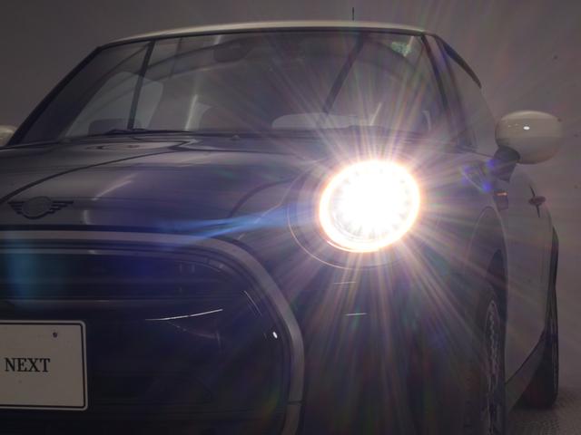 ＭＩＮＩ クーパー　レゾリュート・エディション　認定中古車　２年保証　ＲＥＳＯＬＵＴＥ　ＥＤＩＴＩＯＮ　１８インチＡＷ　クルーズコントロール　ヘッドアップディスプレイ　ナビ非装着　リヤカメラ　前後センサー　衝突軽減　車線逸脱　フロントシートヒーター（26枚目）