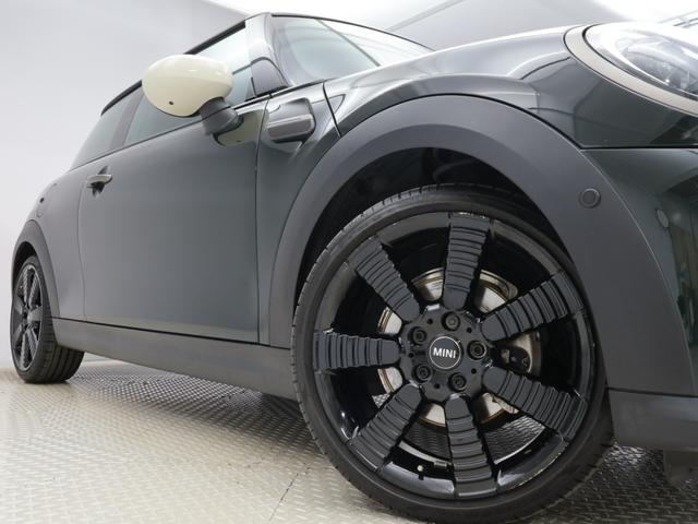 ＭＩＮＩ クーパー　レゾリュート・エディション　認定中古車　２年保証　ＲＥＳＯＬＵＴＥ　ＥＤＩＴＩＯＮ　１８インチＡＷ　クルーズコントロール　ヘッドアップディスプレイ　ナビ非装着　リヤカメラ　前後センサー　衝突軽減　車線逸脱　フロントシートヒーター（28枚目）
