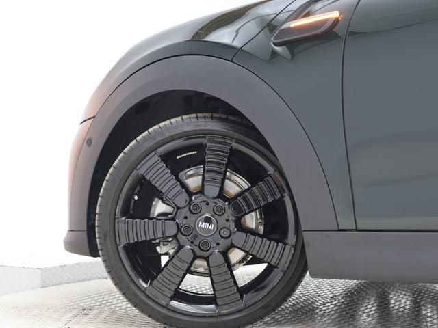 ＭＩＮＩ クーパー　レゾリュート・エディション　認定中古車　２年保証　ＲＥＳＯＬＵＴＥ　ＥＤＩＴＩＯＮ　１８インチＡＷ　クルーズコントロール　ヘッドアップディスプレイ　ナビ非装着　リヤカメラ　前後センサー　衝突軽減　車線逸脱　フロントシートヒーター（35枚目）