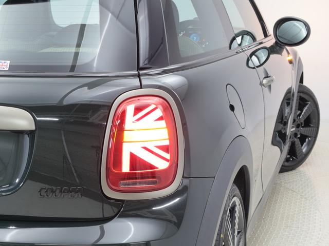 ＭＩＮＩ クーパー　レゾリュート・エディション　認定中古車　２年保証　ＲＥＳＯＬＵＴＥ　ＥＤＩＴＩＯＮ　１８インチＡＷ　クルーズコントロール　ヘッドアップディスプレイ　ナビ非装着　リヤカメラ　前後センサー　衝突軽減　車線逸脱　フロントシートヒーター（40枚目）