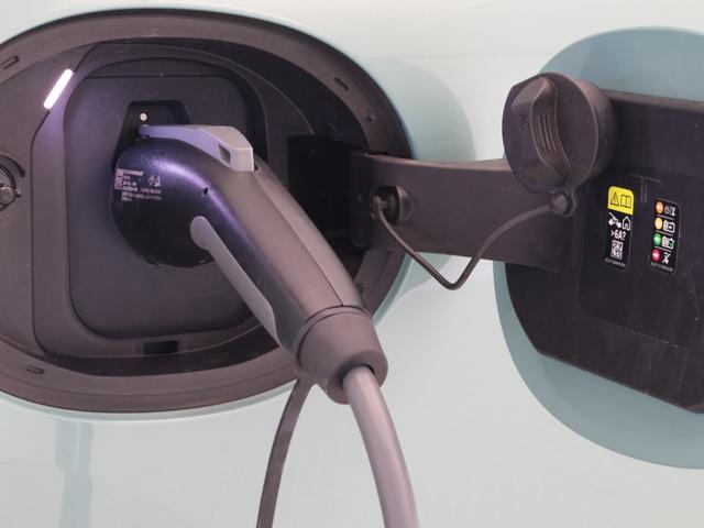 MINI クーパーSE クラシック・トリム 認定中古車 2年保証 17インチAW ヘッドアップディスプレイ アクティブクルーズコントロール 全周囲カメラ アダプティブLED 衝突軽減 車線逸脱 ステアリングヒーター フロントシートヒーター(5枚目)