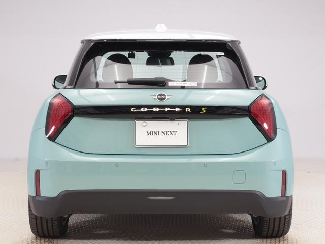 MINI クーパーSE クラシック・トリム 認定中古車 2年保証 17インチAW ヘッドアップディスプレイ アクティブクルーズコントロール 全周囲カメラ アダプティブLED 衝突軽減 車線逸脱 ステアリングヒーター フロントシートヒーター(8枚目)