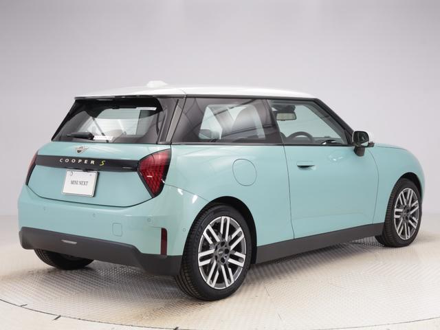 MINI クーパーSE クラシック・トリム 認定中古車 2年保証 17インチAW ヘッドアップディスプレイ アクティブクルーズコントロール 全周囲カメラ アダプティブLED 衝突軽減 車線逸脱 ステアリングヒーター フロントシートヒーター(9枚目)