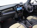 ＭＩＮＩ クーパー　レゾリュート・エディション　認定中古車　２年保証　ＲＥＳＯＬＵＴＥ　ＥＤＩＴＩＯＮ　１８インチＡＷ　クルーズコントロール　ヘッドアップディスプレイ　ナビ非装着　リヤカメラ　前後センサー　衝突軽減　車線逸脱　フロントシートヒーター（4枚目）