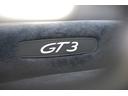 後部座席中央にはGT3のロゴがございます。