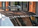軽量カーボンルーフが装備されています。フロントガラスにはPORSCHEステッカーがございます。