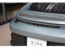 ゴールドのPORSCHEエンブレムが装備されています。