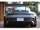 カーボンリアウイングにはPORSCHEのロゴがございます
