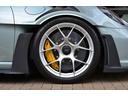 20/21インチGT3RS軽量鍛造マグネシウムホイール(シルバー塗装)、PCCB(ポルシェセラミックコンポジットブレーキ)が装備されています。