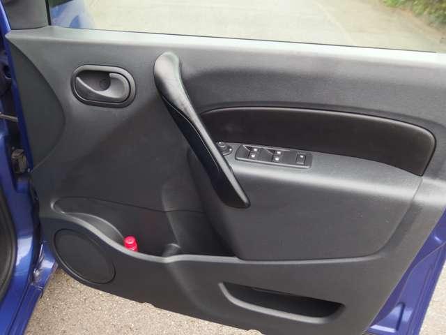 カングー アクティフ　ナビ　ＥＴＣ　純正ローラー付キャリア　両側スライドドア　盗難防止システム　ＨＤＤナビ　ＣＤ　ＥＳＣ　ＡＢＳ　エアコン　サイドエアバッグ（22枚目）