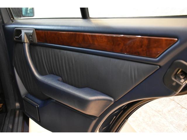ミディアムクラス 500E 92年式!ブッシュ全数交換済み!禁煙車!記録簿!ブルーレザー!(15枚目)