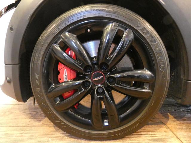 ＭＩＮＩ ジョンクーパーワークス　コンバーチブル　弊社買取車　後期　８速ＡＴ　Ｙｏｕｒｓブラックソフトトップ　茶革　ナビ　Ｂカメラ　ＰＴＳ　ＡＣＣ　ＨＵＤ　シートヒーター　ＬＥＤライト　ＲＥＭＵＳマフラー　ジョンクーパーワークス専用１７ＡＷ（41枚目）
