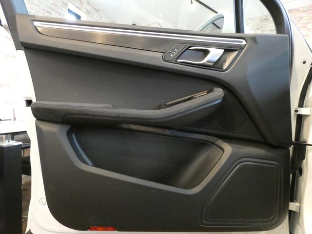 マカン マカンＧＴＳ　ＧＴＳ　パノラマＳＲ　スポエグ　ＧＴＳインテリア　黒半革　Ｅ／Ｄ　ＰＣＭナビ　Ｂカメラ　クルコン　８ＷＡＹパワーシート　ヒーター　ＬＫＡ　３ゾーンＡＣ　キセノン　ＲＳスパイダー２０ＡＷ（44枚目）