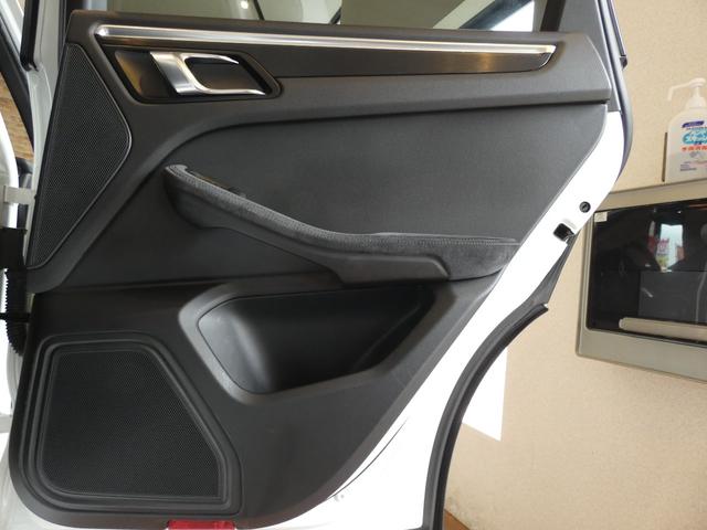マカン マカンＧＴＳ　ＧＴＳ　パノラマＳＲ　スポエグ　ＧＴＳインテリア　黒半革　Ｅ／Ｄ　ＰＣＭナビ　Ｂカメラ　クルコン　８ＷＡＹパワーシート　ヒーター　ＬＫＡ　３ゾーンＡＣ　キセノン　ＲＳスパイダー２０ＡＷ（47枚目）