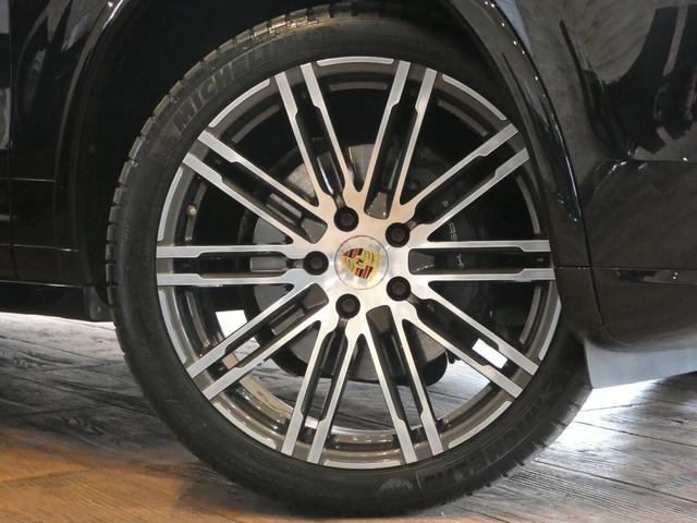 カイエン プラチナエディション　特別限定車　後期　スポーツクロノＰＫＧ　ＳＲ　ベージュ半革　ＰＣＭナビ　Ｂカメラ　ＰＡＳ　クルコン　パワーシート　シートヒーター　ＢＯＳＥ　パワートランク　ターボＩＩデザイン２１ＡＷ（6枚目）