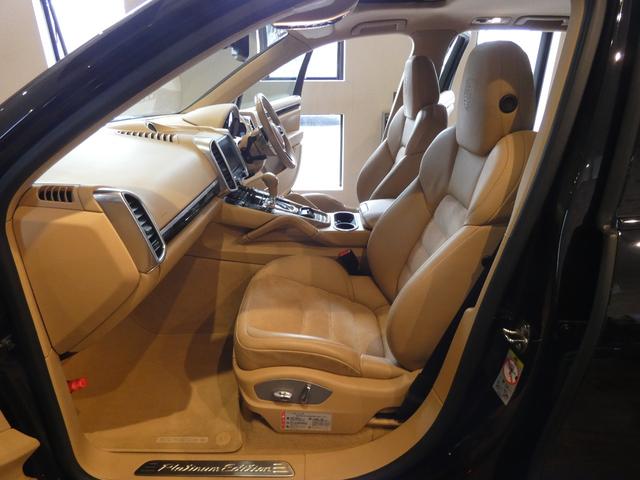 カイエン プラチナエディション　特別限定車　後期　スポーツクロノＰＫＧ　ＳＲ　ベージュ半革　ＰＣＭナビ　Ｂカメラ　ＰＡＳ　クルコン　パワーシート　シートヒーター　ＢＯＳＥ　パワートランク　ターボＩＩデザイン２１ＡＷ（45枚目）