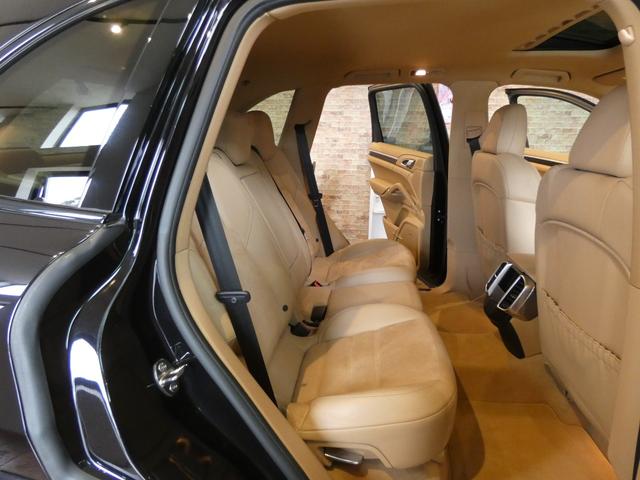 カイエン プラチナエディション　特別限定車　後期　スポーツクロノＰＫＧ　ＳＲ　ベージュ半革　ＰＣＭナビ　Ｂカメラ　ＰＡＳ　クルコン　パワーシート　シートヒーター　ＢＯＳＥ　パワートランク　ターボＩＩデザイン２１ＡＷ（48枚目）