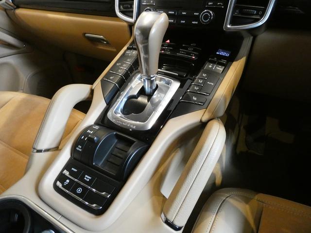 カイエン プラチナエディション　特別限定車　後期　スポーツクロノＰＫＧ　ＳＲ　ベージュ半革　ＰＣＭナビ　Ｂカメラ　ＰＡＳ　クルコン　パワーシート　シートヒーター　ＢＯＳＥ　パワートランク　ターボＩＩデザイン２１ＡＷ（57枚目）