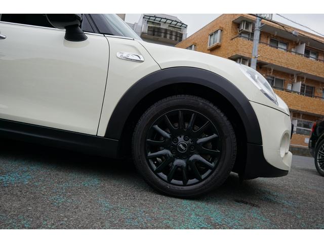 ＭＩＮＩ クーパーＳ　正規ディーラー車　後期モデル　純正１６インチブラックホイール　ブラックルーフ　ペッパーパッケージ　クロームラインエクステリア　純正ナビゲーション　ソナー付リアビェーカメラ　純正ＥＴＣ　スペアキー有（13枚目）