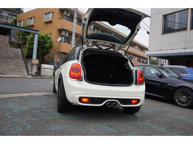 ＭＩＮＩ クーパーＳ　正規ディーラー車　後期モデル　純正１６インチブラックホイール　ブラックルーフ　ペッパーパッケージ　クロームラインエクステリア　純正ナビゲーション　ソナー付リアビェーカメラ　純正ＥＴＣ　スペアキー有（57枚目）