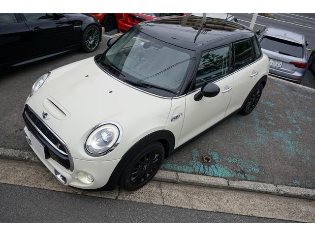 ＭＩＮＩ クーパーＳ　正規ディーラー車　後期モデル　純正１６インチブラックホイール　ブラックルーフ　ペッパーパッケージ　クロームラインエクステリア　純正ナビゲーション　ソナー付リアビェーカメラ　純正ＥＴＣ　スペアキー有（61枚目）