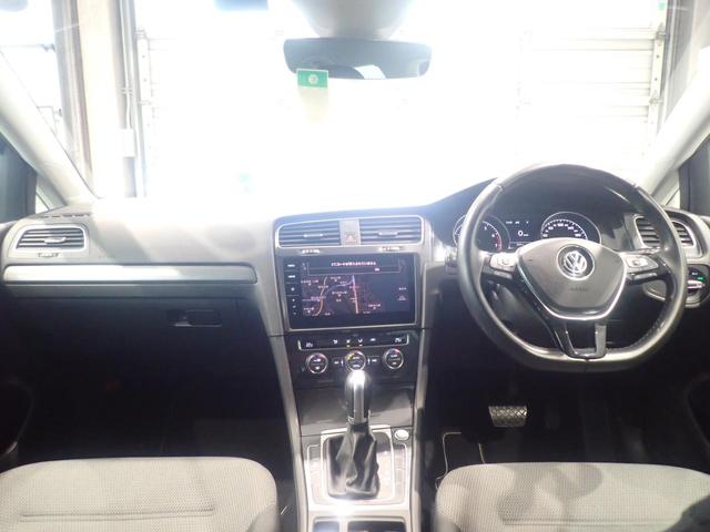 しっかりまとまった感のあるインパネ。各操作スイッチなども使いやすい位置に配置されていますよ。