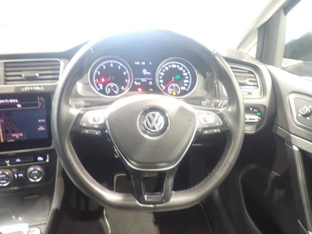 マルチファンクションステアリング、手に馴染むレザーハンドルだから、路面からのインフォメーションを的確にキャッチ！