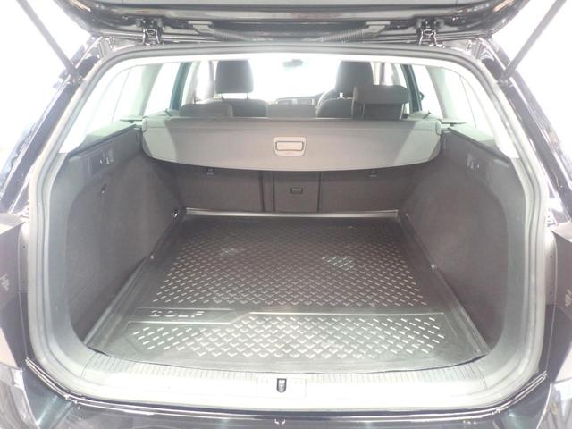 荷室は荷物を隠せるトノカバー付！充分な荷室の広さです！