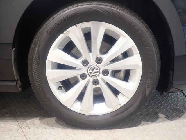 純正アルミが装着されています。ボディデザインとの相性もバッチリです。