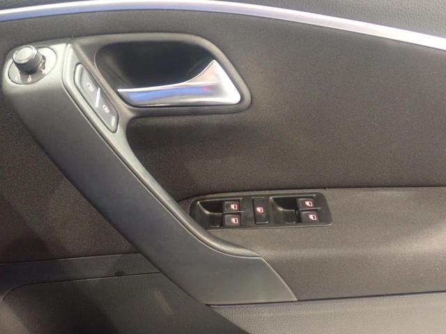 ドアトリムに電動格納式リモコンドアミラースイッチ、ヒーター付きで視界もスッキリ！