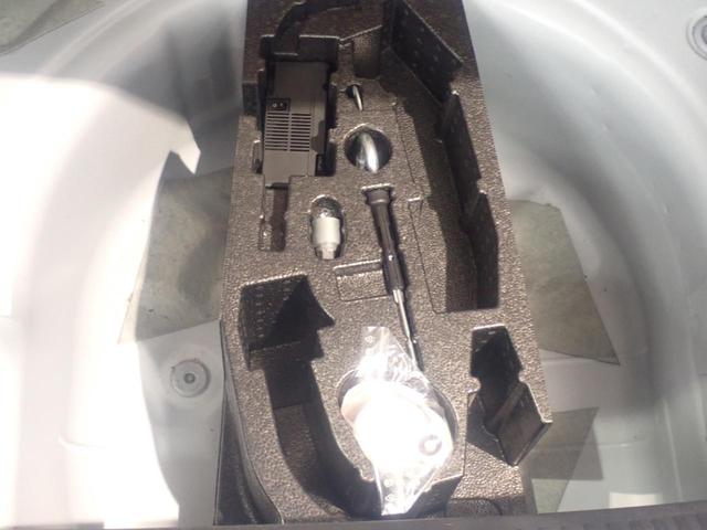 パンク修理キット付工具も綺麗に収納されています。