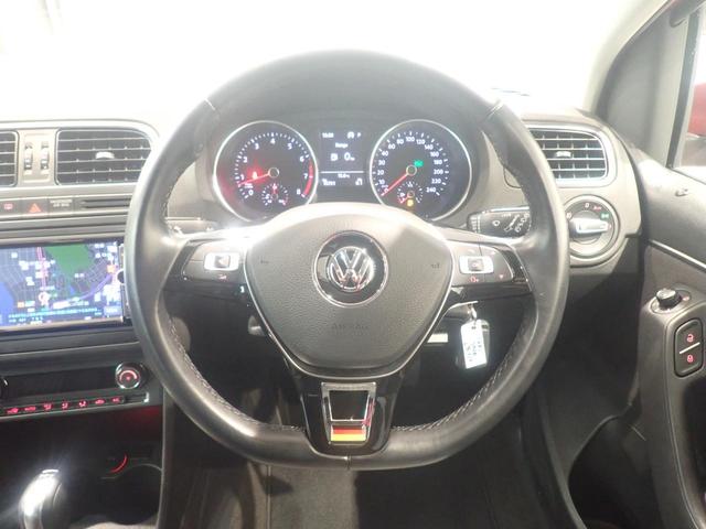 マルチファンクションステアリング、手に馴染むレザーハンドルだから、路面からのインフォメーションを的確にキャッチ！