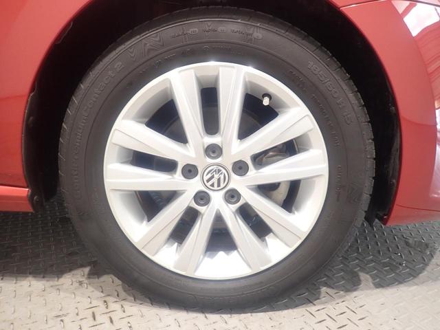 純正アルミが装着されています。ボディデザインとの相性もバッチリです。