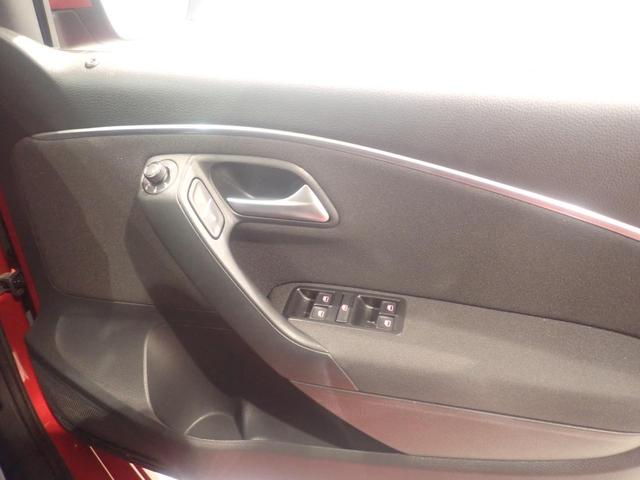ドアトリムに電動格納式リモコンドアミラースイッチ、ヒーター付きで視界もスッキリ！