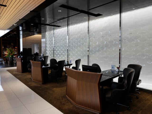 ＵＸ ＵＸ２５０ｈ　Ｆスポーツエモーショナルエクスプローラ　１８インチアルミホイール　ルーフレール　ハンズフリーパワーバックドア　ヘッドアップディスプレイ　ブラインドスポットモニター　パノラミックビューモニター　レーダークルーズコントロール（全車速追従機能付）（34枚目）