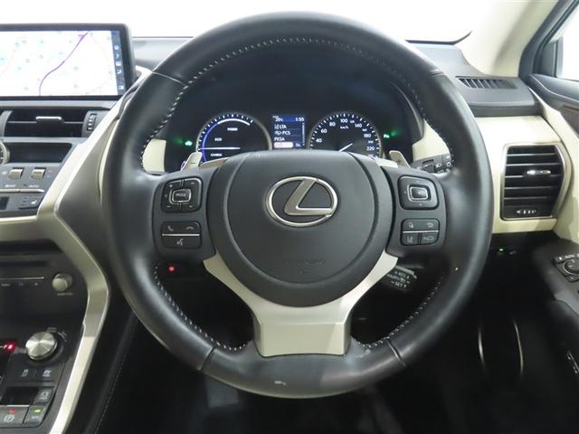 清潔で明るいワークショップでレクサス専任のテクニカルスタッフがお車のメンテナンスをいたします。