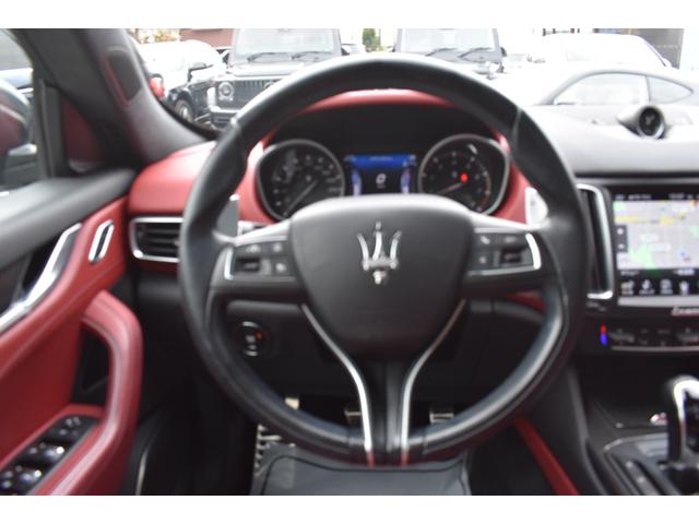 レヴァンテ S 禁煙車 スポーツPKG 純正アンテオ21AW レッドレザーインテリア 左右パワーシート 前後シートヒーター キックセンサー harman/kardon カーボンパネルインテリア パノラマサンルーフ(21枚目)