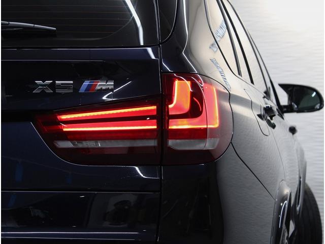 X5 M ベースグレード パノラマR 白革 全席シートヒーター 純正HDDナビ HUD 全周カメラ ドライビングアシスト ソフトクローズドア Mパフォーマンスステアリング・エキゾースト パワートランク 専用20AW 禁煙(4枚目)