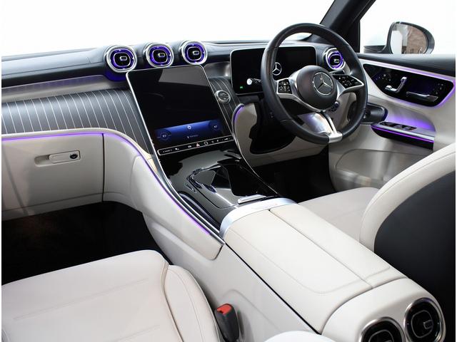 GLC GLC220d 4マチック レザーエクスクルーシブPKG パノラミックR ベージュ革 全席シートヒーター MBUX ARナビ地デジ360°カメラ Burmester レーダーセーフティP HUD 電動Rゲート 純正18AW 禁煙 1オーナー(8枚目)