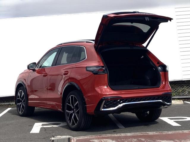 ティグアン eTSI Rライン レザー&ラグジュアリーパッケージ 認定中古車 デモカー(試乗車) 電動パノラマスライディングルーフ Harman Kardonオーディオ マトリクスLED 本革シート DCC Pro 20インチアルミ(6枚目)