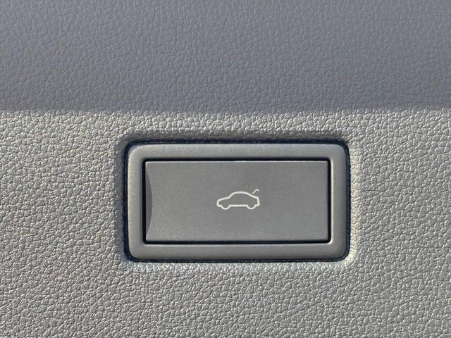 Ｔ－ロック ＴＤＩ　ブラックスタイル　レザーパッケージ　認定中古車　特別仕様「ブラックスタイル」　１８インチブラックアルミ　本革シート　シートヒーター　トラベルアシスト（運転支援システム）　レーンチェンジアシスト　電動リアゲート　純正ナビ（7枚目）