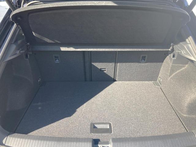 Ｔ－ロック ＴＤＩ　ブラックスタイル　レザーパッケージ　認定中古車　特別仕様「ブラックスタイル」　１８インチブラックアルミ　本革シート　シートヒーター　トラベルアシスト（運転支援システム）　レーンチェンジアシスト　電動リアゲート　純正ナビ（8枚目）