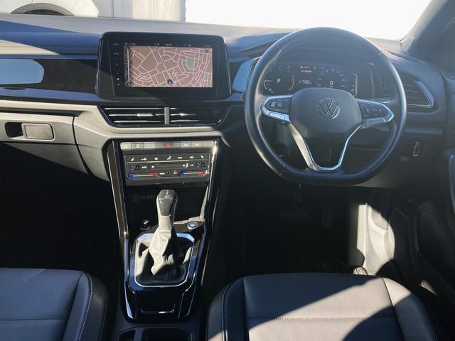 Ｔ－ロック ＴＤＩ　ブラックスタイル　レザーパッケージ　認定中古車　特別仕様「ブラックスタイル」　１８インチブラックアルミ　本革シート　シートヒーター　トラベルアシスト（運転支援システム）　レーンチェンジアシスト　電動リアゲート　純正ナビ（9枚目）