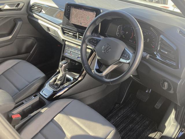 Ｔ－ロック ＴＤＩ　ブラックスタイル　レザーパッケージ　認定中古車　特別仕様「ブラックスタイル」　１８インチブラックアルミ　本革シート　シートヒーター　トラベルアシスト（運転支援システム）　レーンチェンジアシスト　電動リアゲート　純正ナビ（10枚目）