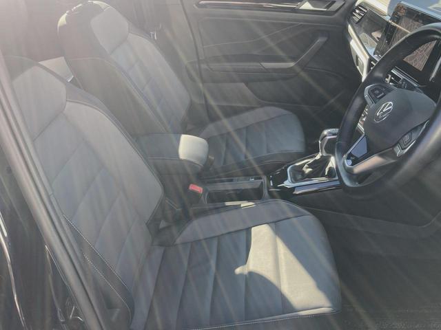 Ｔ－ロック ＴＤＩ　ブラックスタイル　レザーパッケージ　認定中古車　特別仕様「ブラックスタイル」　１８インチブラックアルミ　本革シート　シートヒーター　トラベルアシスト（運転支援システム）　レーンチェンジアシスト　電動リアゲート　純正ナビ（11枚目）