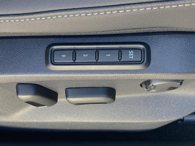 Ｔ－ロック ＴＤＩ　ブラックスタイル　レザーパッケージ　認定中古車　特別仕様「ブラックスタイル」　１８インチブラックアルミ　本革シート　シートヒーター　トラベルアシスト（運転支援システム）　レーンチェンジアシスト　電動リアゲート　純正ナビ（12枚目）