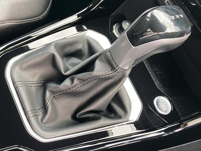 Ｔ－ロック ＴＤＩ　ブラックスタイル　レザーパッケージ　認定中古車　特別仕様「ブラックスタイル」　１８インチブラックアルミ　本革シート　シートヒーター　トラベルアシスト（運転支援システム）　レーンチェンジアシスト　電動リアゲート　純正ナビ（13枚目）