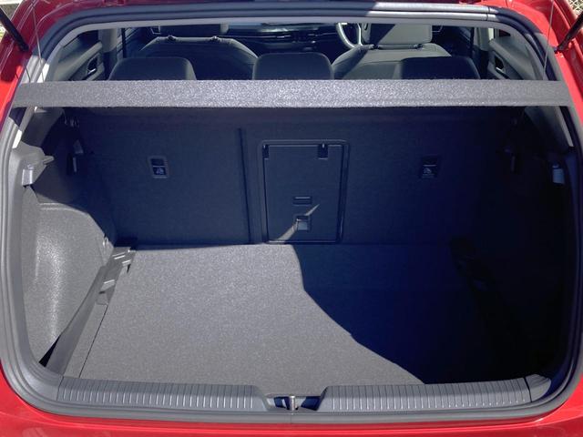 ラゲージルームは十分な広さです。床板の位置も２段階で調整可能で、大きな荷物のときも安心です。